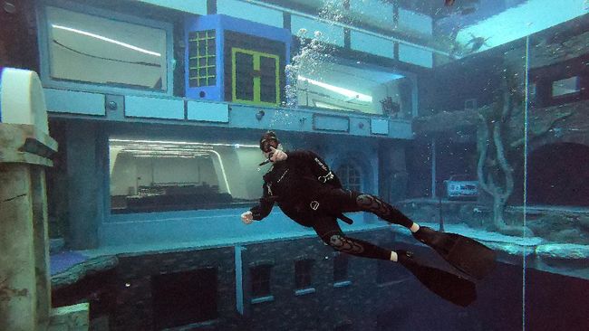Di Dubai, Uni Emirat Arab, ada sebuah destinasi wisata menarik bernama Deep Dive Dubai, yang dinobatkan sebagai kolam renang terdalam di dunia.