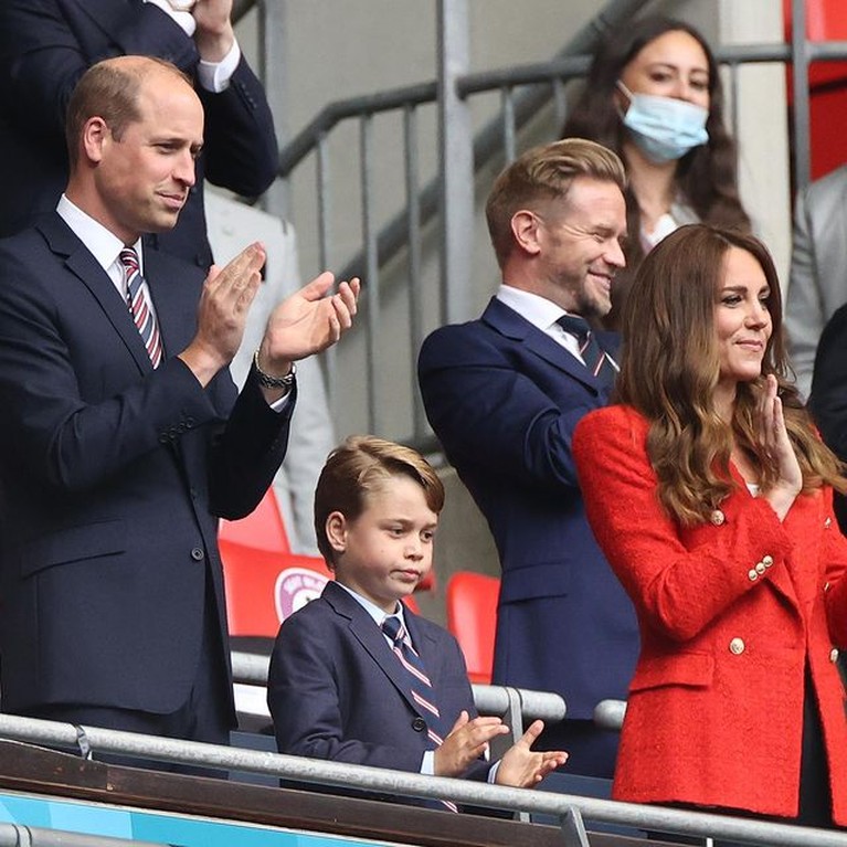 Pangeran George ikut kedua orang tuanya menonton piala Eropa secara langsung di Stadion. Yuk kita intip potretnya!