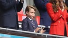 Ekspresi Lucu Pangeran George Saat Nonton Piala Eropa Disorot Pangeran George ikut kedua orang tuanya menonton piala Eropa secara langsung di Stadion. Yuk kita intip potretnya!
