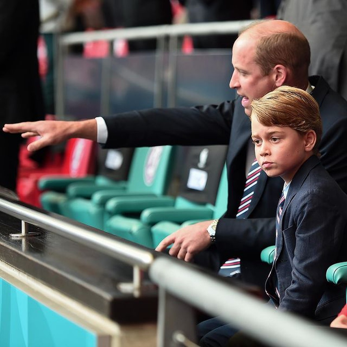 Pangeran George ikut kedua orang tuanya menonton piala Eropa secara langsung di Stadion&period; Yuk kita intip potretnya&excl;