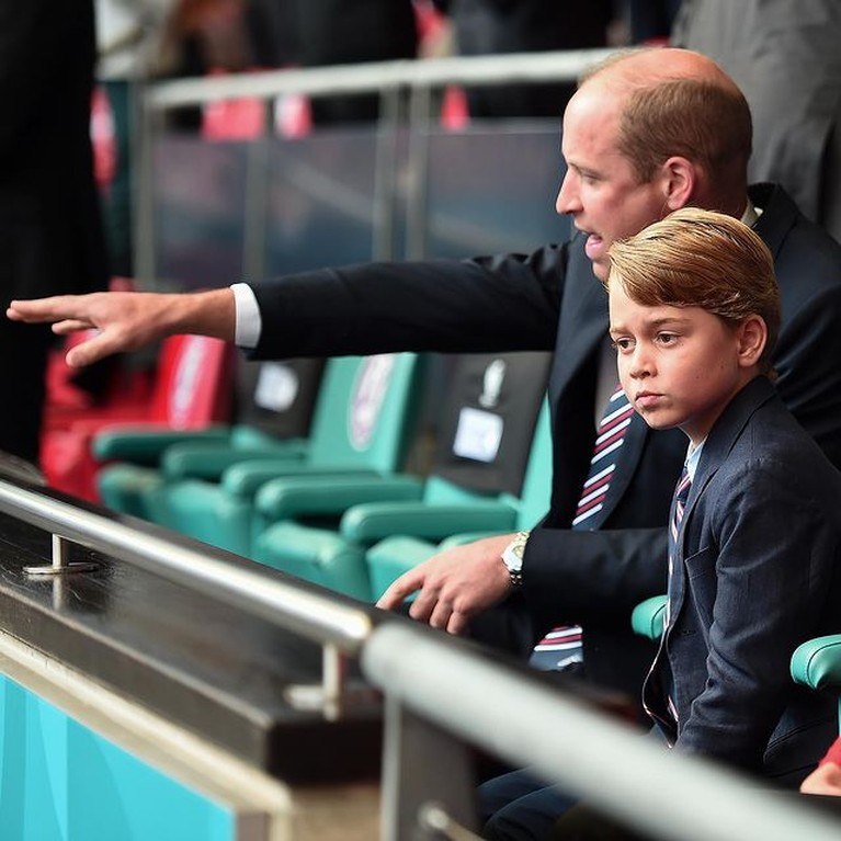 Pangeran George ikut kedua orang tuanya menonton piala Eropa secara langsung di Stadion. Yuk kita intip potretnya!