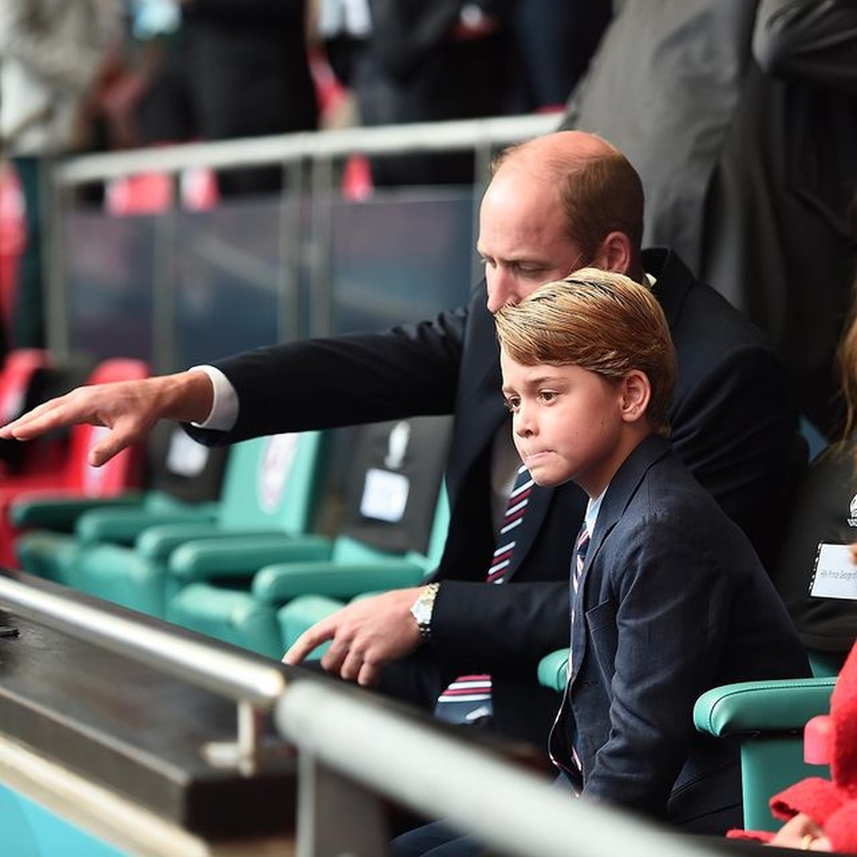 Pangeran George ikut kedua orang tuanya menonton piala Eropa secara langsung di Stadion&period; Yuk kita intip potretnya&excl;