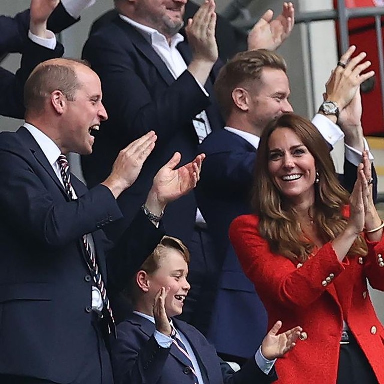 Pangeran George ikut kedua orang tuanya menonton piala Eropa secara langsung di Stadion. Yuk kita intip potretnya!