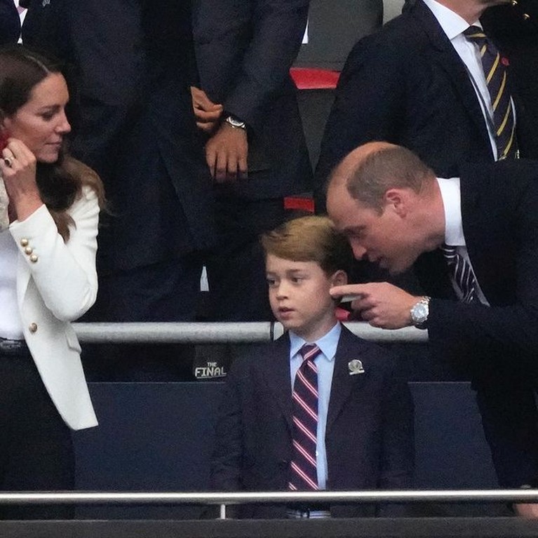 Pangeran George ikut kedua orang tuanya menonton piala Eropa secara langsung di Stadion. Yuk kita intip potretnya!
