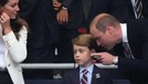 Ekspresi Lucu Pangeran George Saat Nonton Piala Eropa Disorot Pangeran George ikut kedua orang tuanya menonton piala Eropa secara langsung di Stadion. Yuk kita intip potretnya!