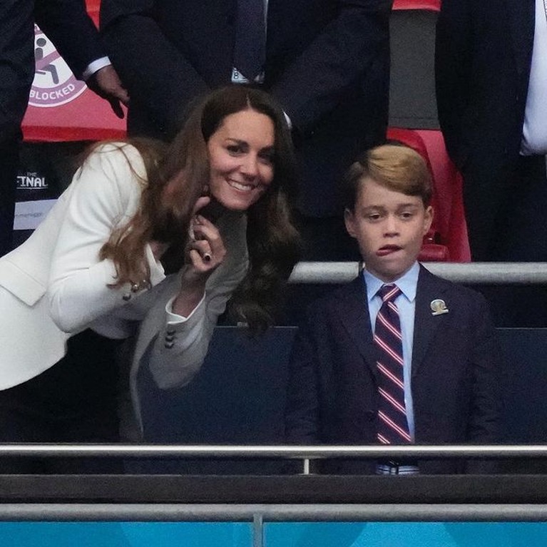 Pangeran George ikut kedua orang tuanya menonton piala Eropa secara langsung di Stadion. Yuk kita intip potretnya!