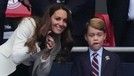 Ekspresi Lucu Pangeran George Saat Nonton Piala Eropa Disorot Pangeran George ikut kedua orang tuanya menonton piala Eropa secara langsung di Stadion. Yuk kita intip potretnya!