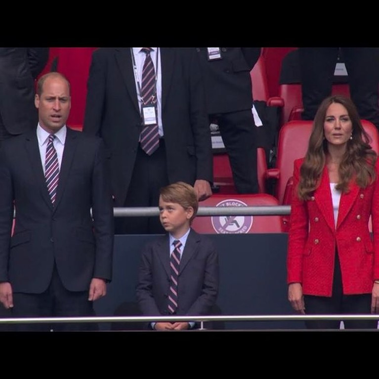 Pangeran George ikut kedua orang tuanya menonton piala Eropa secara langsung di Stadion. Yuk kita intip potretnya!