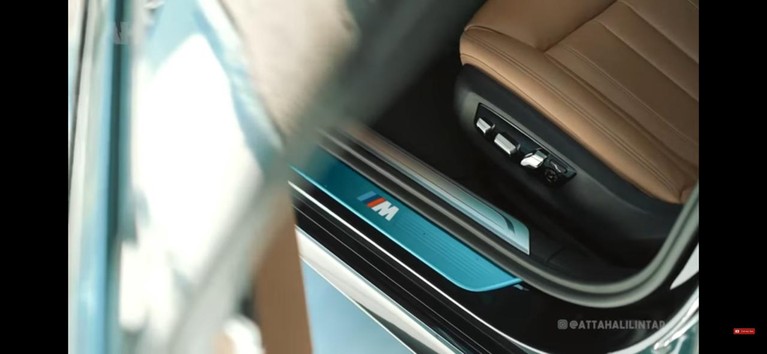 Aurel Hermansyah mendapatkan kado sebuah mobil BMW mewah seharga Rp 2 M. Yuk kita intip penampakan mobil Aurel!