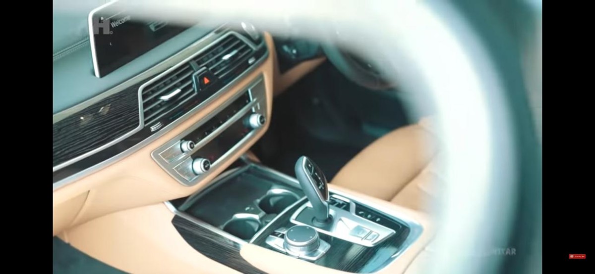 Aurel Hermansyah mendapatkan kado sebuah mobil BMW mewah seharga Rp 2 M&period; Yuk kita intip penampakan mobil Aurel&excl;