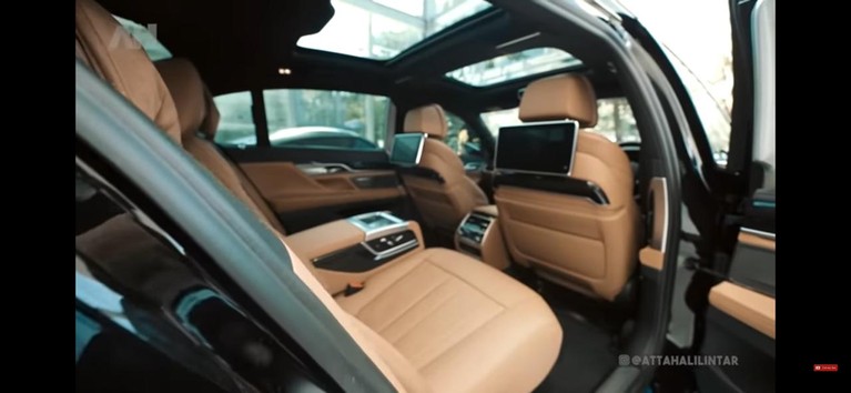 Aurel Hermansyah mendapatkan kado sebuah mobil BMW mewah seharga Rp 2 M. Yuk kita intip penampakan mobil Aurel!