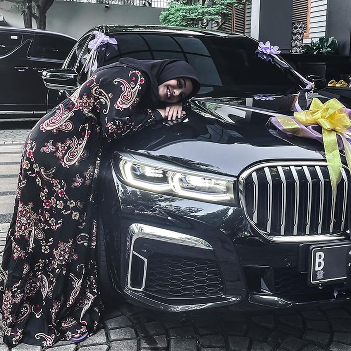 Aurel Hermansyah mendapatkan kado sebuah mobil BMW mewah seharga Rp 2 M&period; Yuk kita intip penampakan mobil Aurel&excl;