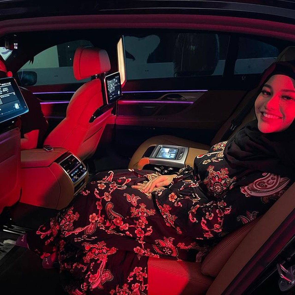 Aurel Hermansyah mendapatkan kado sebuah mobil BMW mewah seharga Rp 2 M&period; Yuk kita intip penampakan mobil Aurel&excl;