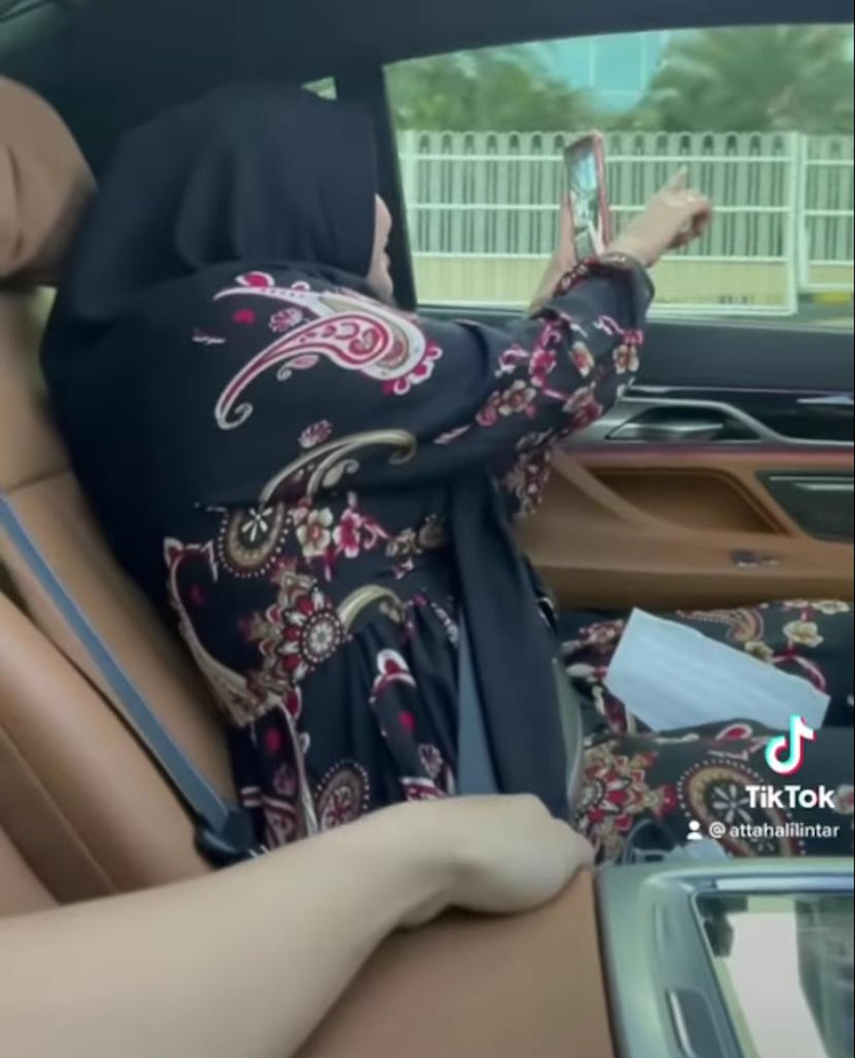 Aurel Hermansyah mendapatkan kado sebuah mobil BMW mewah seharga Rp 2 M&period; Yuk kita intip penampakan mobil Aurel&excl;