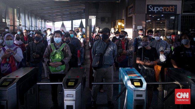 Masyarakat yang hendak mengikuti vaksinasi Covid-19 tak perlu membawa Surat Tanda Registrasi Pekerja (STRP) ketika menggunakan KRL maupun TransJakarta.