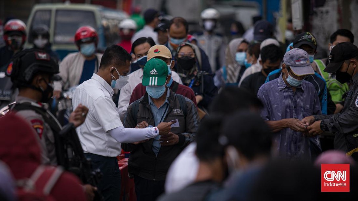 FOTO: Pemeriksaan STRP, Syarat Penumpang KRL Mulai Hari Ini