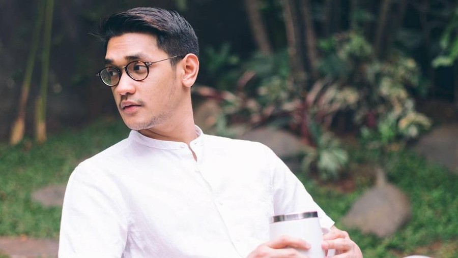 Gaya Keren Afgan Saat Nongkrong di Kafe dan Masak Daging Panggang Gaya Keren Afgan Saat Nongkrong di Kafe dan Masak Daging Panggang