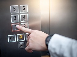 Apartemen Tak Ada Tangga, Pria Tua Bikin Lift Sendiri ke Lantai 5 via Jendela
