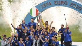FOTO: Italia Rusak It's Coming Home Inggris di Wembley