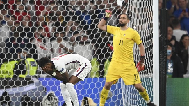 Penyerang Inggris, Marcus Rashford menendang penalti dalam kondisi cedera di final Euro 2020 (Euro 2021).