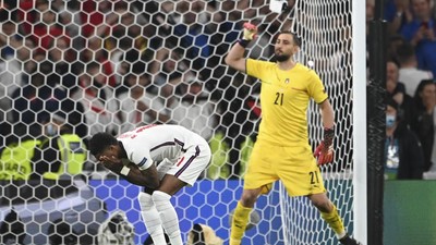 img-title Rashford Tendang Penalti dalam Kondisi Cedera
