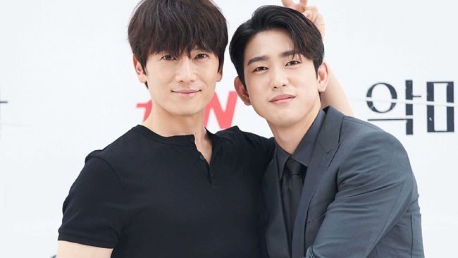Mantan hakim sekaligus penulis naskah, Moon Yoon-suk, mengungkapkan pandangannya terkait Ji Sung dan Jinyoung GOT7 dalam drama The Devil Judge.