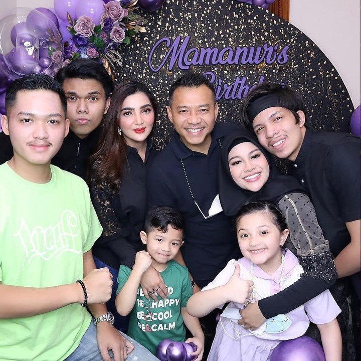 <p>Meski hanya perayaan kecil-kecilan, Aurel tetap merasa bahagia, Bunda. Kehadiran orang tua dan adik-adik lantas menyempurnakan hari ulang tahun Aurel. (Foto: Instagram: @aurelie.hermansyah)</p>