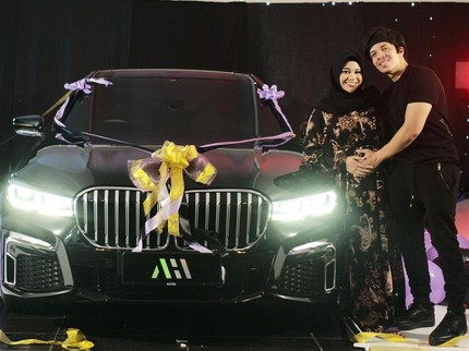 Dikabarkan Hamil Lagi, Intip 7 Potret Aurel Dapat Kejutan Manis dari Atta