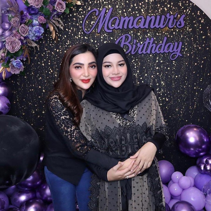 <p>Aurel Hermansyah baru saja merayakan ulang tahunnya yang ke 23 tahun, Bunda. Tak hanya itu, Aurel dikabarkan kembali mengandung sang buah hati, lho. Dugaan itu muncul setelah beberapa waktu lalu, Aurel memberikan kode-kode dalam postingan Instagram. Ia mengatakan sedang <em>mood swing, </em> dan meminta netizen menebaknya. (Foto: Instagram: @aurelie.hermansyah)</p>