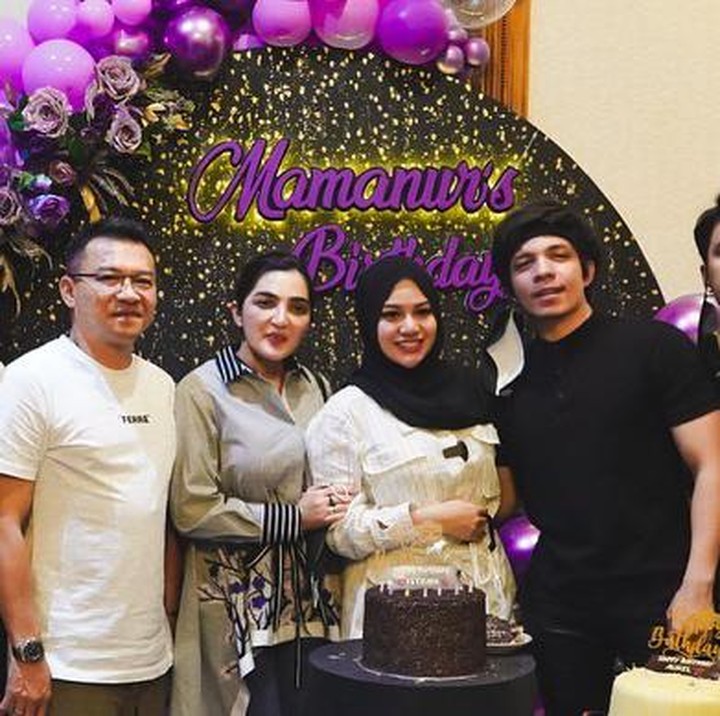 <p>Atta membuatkan sebuah background yang bertuliskan 'Mamanur's Birthday' berwarna ungu dan hitam, Bunda. Ia juga menyajikan dua buah kue, lho. Membuat netizen menduga bahwa itu merupakan kode Aurel hamil lagi. (Foto: Instagram: @attahalilintar)</p>