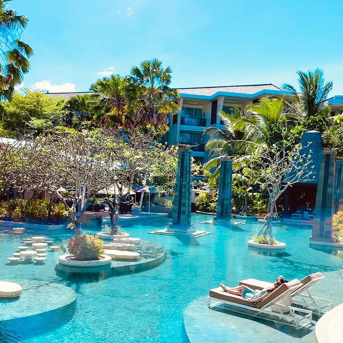 Intip momen liburan mewah rasa bulan madu Cut Tary dan Richard Kevin