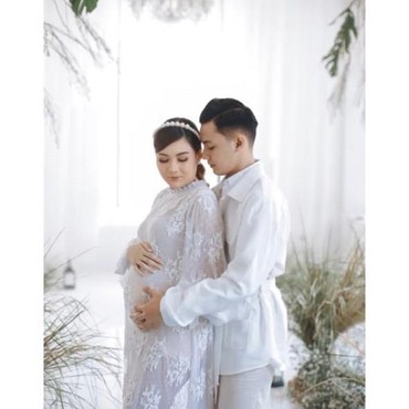 Jalani Maternity Shoot, Nella Kharisma & Dory Harsa Tampil Beda