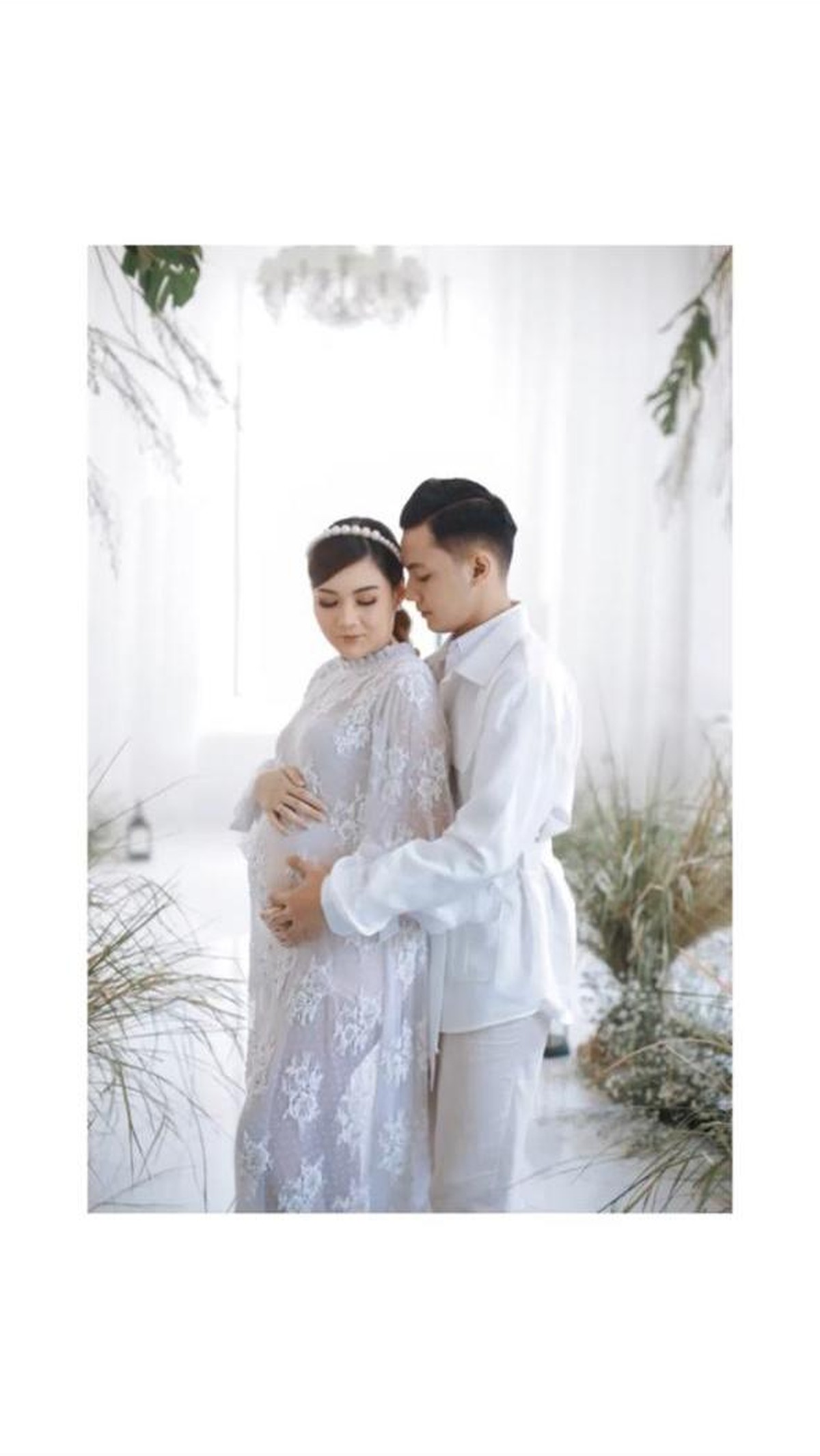 Nella Kharishma baru saja melakukan sesi pemotretan maternity dengan sang suami Dory Harsa&period; Yuk kita intip&excl;