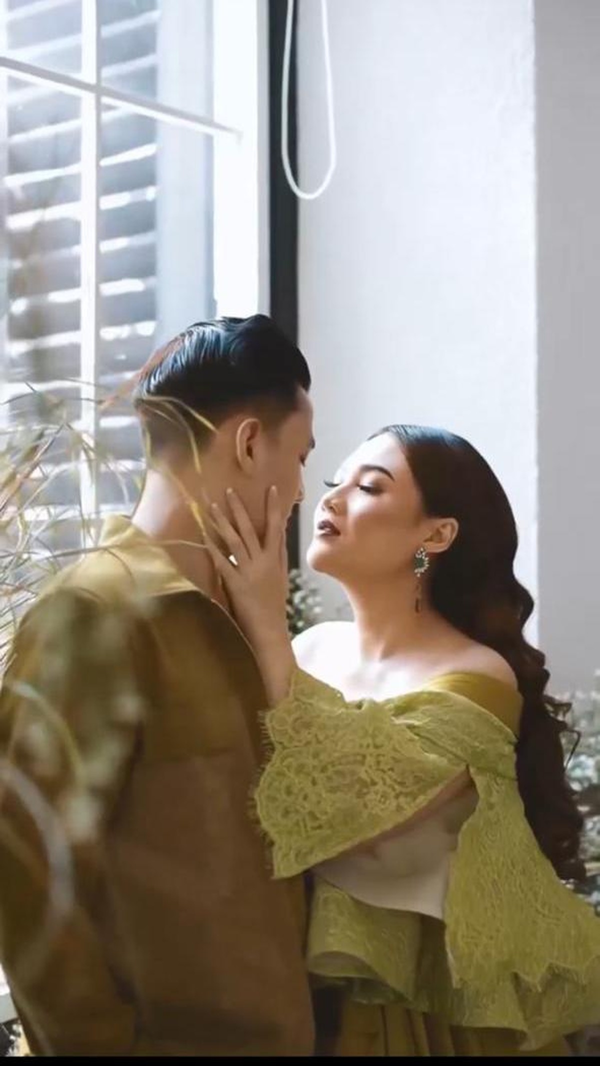 Nella Kharishma baru saja melakukan sesi pemotretan maternity dengan sang suami Dory Harsa&period; Yuk kita intip&excl;