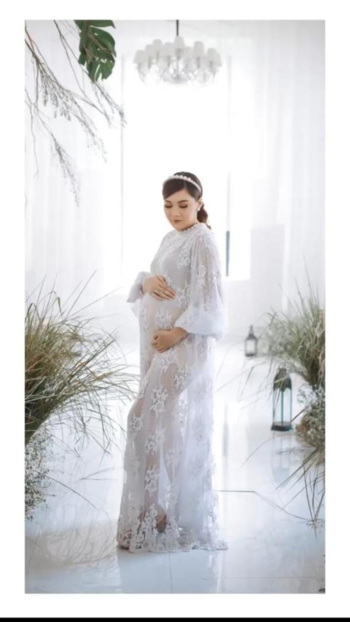 Nella Kharishma baru saja melakukan sesi pemotretan maternity dengan sang suami Dory Harsa&period; Yuk kita intip&excl;