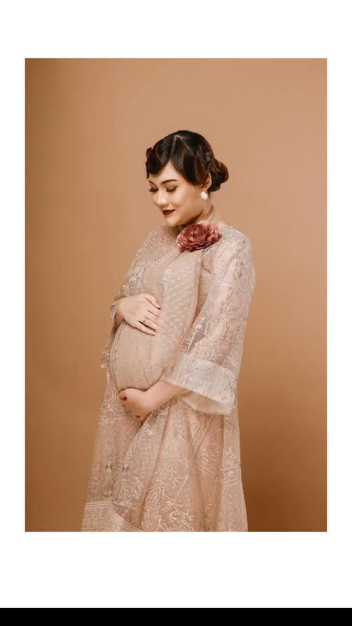 Nella Kharishma baru saja melakukan sesi pemotretan maternity dengan sang suami Dory Harsa&period; Yuk kita intip&excl;