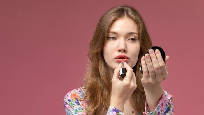 5 Trik Ombre Lips Antigagal, Bikin Look ala Idol Korea