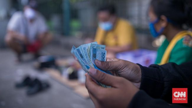 Bupati Sragen Respons Kades Pemasang Baliho 'Enak Zaman PKI' Bupati Sragen menduga kadesnya, yang memasang baliho 'masih enak zaman PKI' mengalami gangguan jiwa. Kades itu terancam sanksi berat.