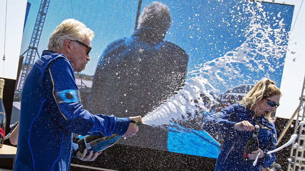 FOTO: Sukses Miliarder Richard Branson Meroket ke Antariksa