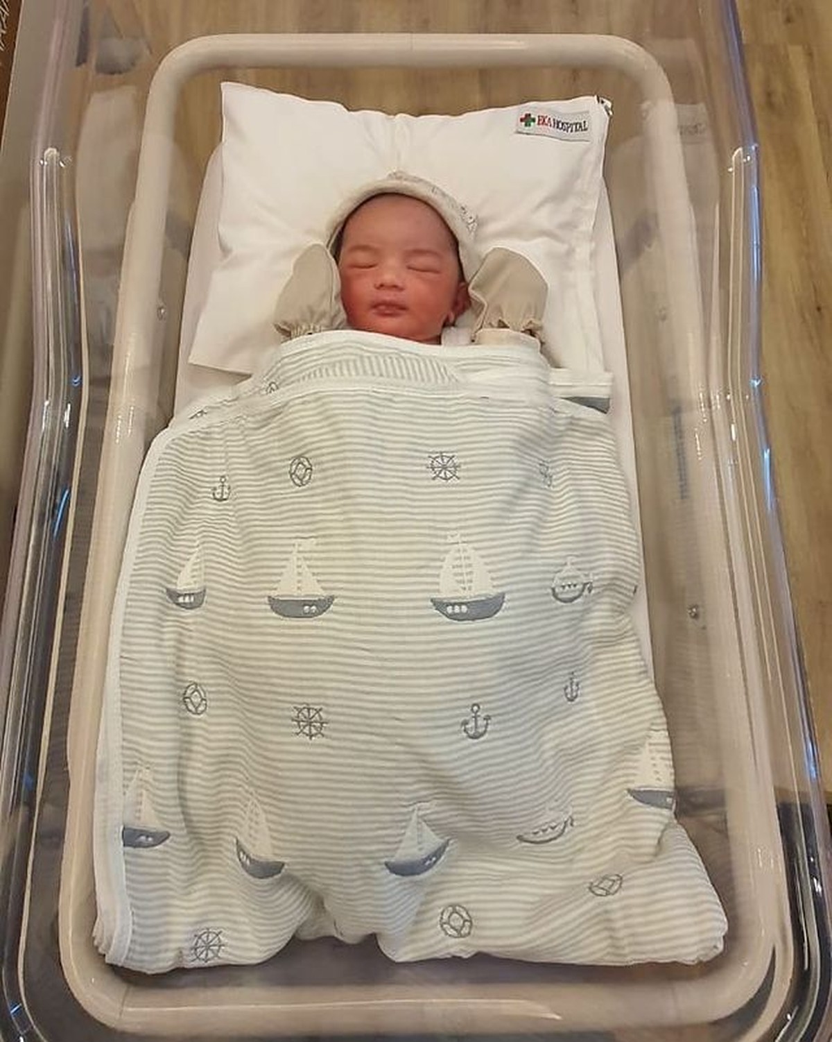 Opick dan istrinya sedang berbahagia atas kelahiran anak pertama mereka&period; Yuk kita intip momen haru Bebi Silvana saat melahirkan&excl;