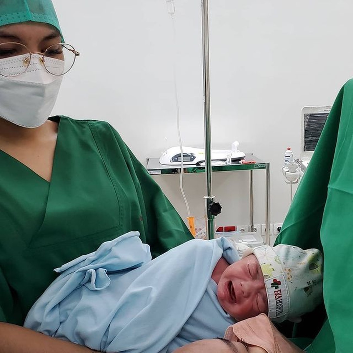 Opick dan istrinya sedang berbahagia atas kelahiran anak pertama mereka&period; Yuk kita intip momen haru Bebi Silvana saat melahirkan&excl;