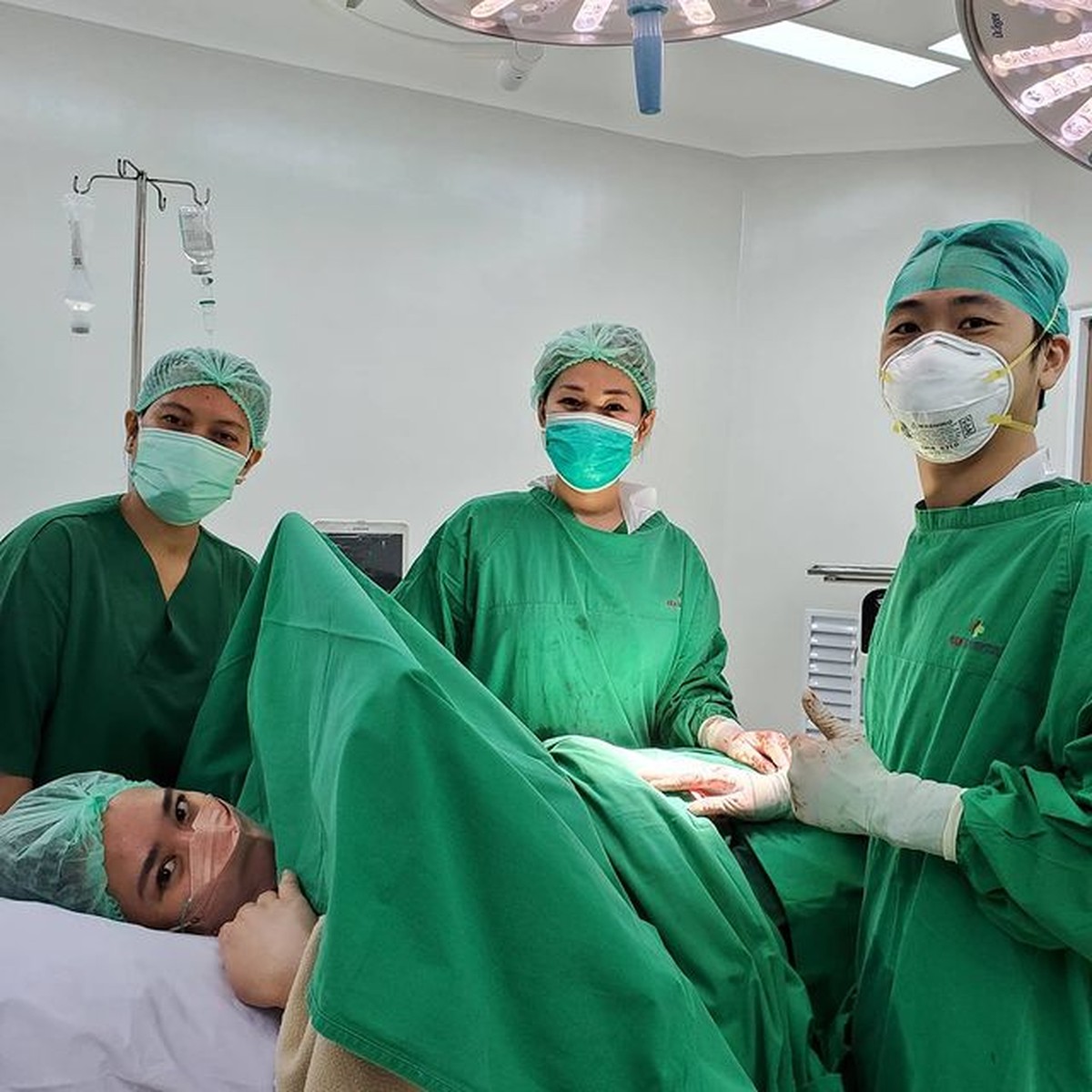 Opick dan istrinya sedang berbahagia atas kelahiran anak pertama mereka&period; Yuk kita intip momen haru Bebi Silvana saat melahirkan&excl;