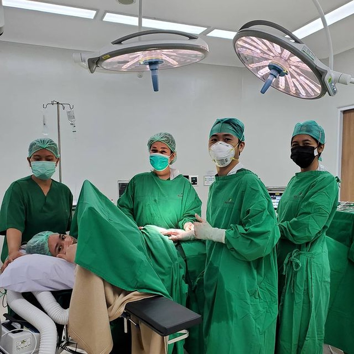 Opick dan istrinya sedang berbahagia atas kelahiran anak pertama mereka&period; Yuk kita intip momen haru Bebi Silvana saat melahirkan&excl;