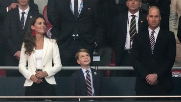 img-title Berapa Harga Anting Merah yang Dipakai Kate Middleton di Final EURO?