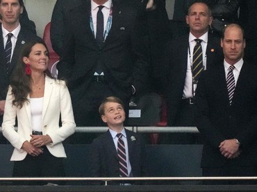 img-title Berapa Harga Anting Merah yang Dipakai Kate Middleton di Final EURO?