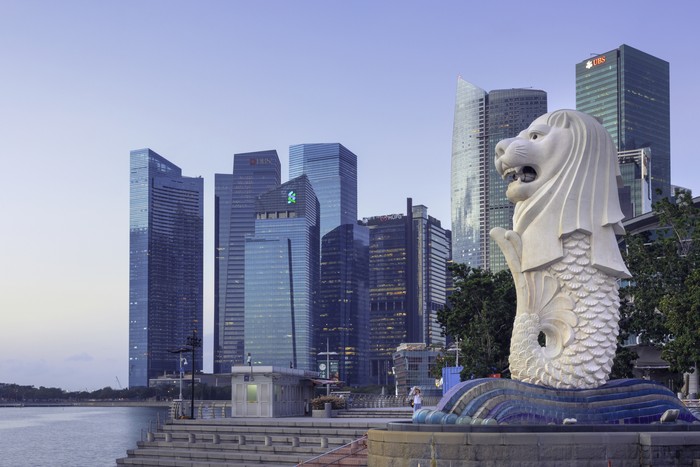 View of the merlion statue of Merlion Park, and the financial district in downtown Singapore. The merlion is a symbol and mascot of Singapore. Rekomendasi Tempat Wisata di Singapura yang Wajib Dikunjungi