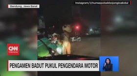 VIDEO: Pengamen Badut Pukul Pengendara Motor