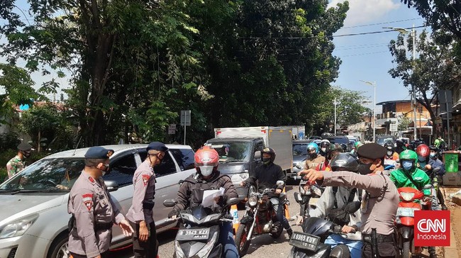 Banyak pengendara yang diputar balik di Pos Penyekatan Lenteng Agung melalui jalan layang Tapal Kuda lantaran tak membawa dokumen perjalanan PPKM Darurat.