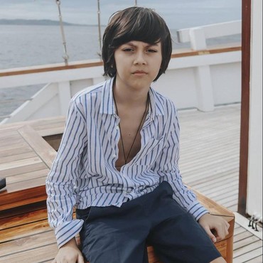 Ketampanan Alric, Putra Bungsu Wulan Guritno yang Kini Beranjak Remaja