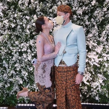 Pevita Pearce & Arsyah Rasyid Tampil Mesra Saat Kondangan Bareng